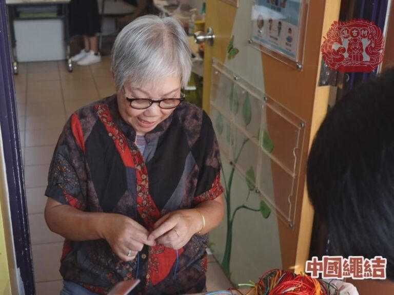 聘用長者負責中國繩結攤位