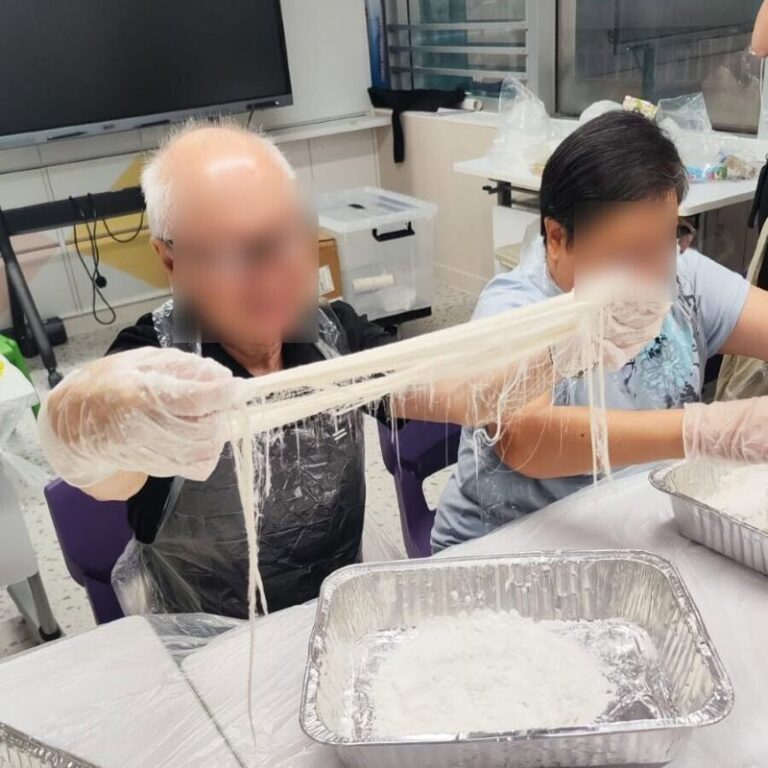 東華三院方樹泉長者地區中心 龍鬚糖工作坊